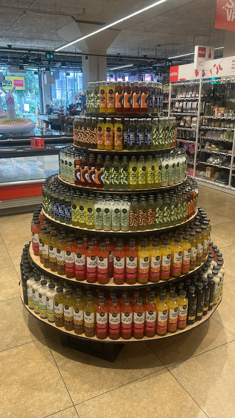 Grote PunchClub cocktaildisplay in een winkel